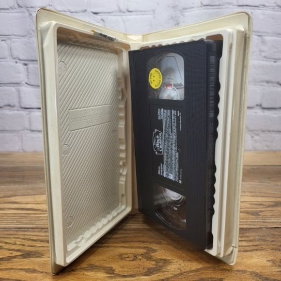 Disney "The Black Cauldron" VHS Vintage Disney Movie - Picture 3 of 6